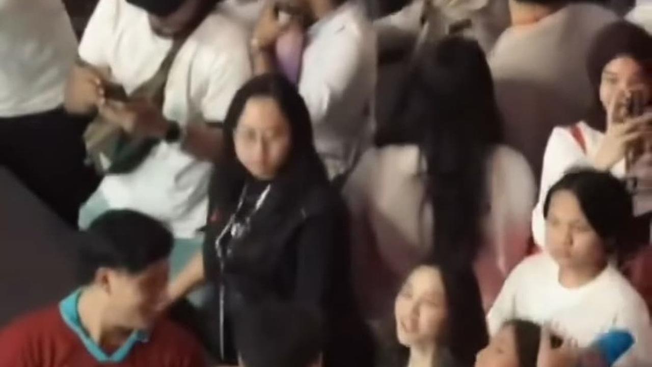 Potret Interaksi Nyoman Paul dan Keisya Levronka di Bahkan Voli 2, Usap Kepala - Rangkul dari Belakang