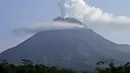 Gunung Merapi memuntahkan material  vulkanik dari kawahnya dilihat dari Sleman, Yogyakarta (7/1/2021). Kasbani mengatakan berdasarkan pantauan visual, Gunung Merapi terlihat jelas hingga tertutup kabut.  (AP Photo/Slamet Riyadi)