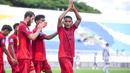 Momen respect juga ditunjukkan oleh pemain Arema FC, Iksan Lestaluhu setelah mencetak dua gol ke gawang Madura United. Ia memberikan gestur meminta maaf saat berselebrasi usai membobol gawang mantan klubnya tersebut. (Bola.com/Iwan Setiawan)