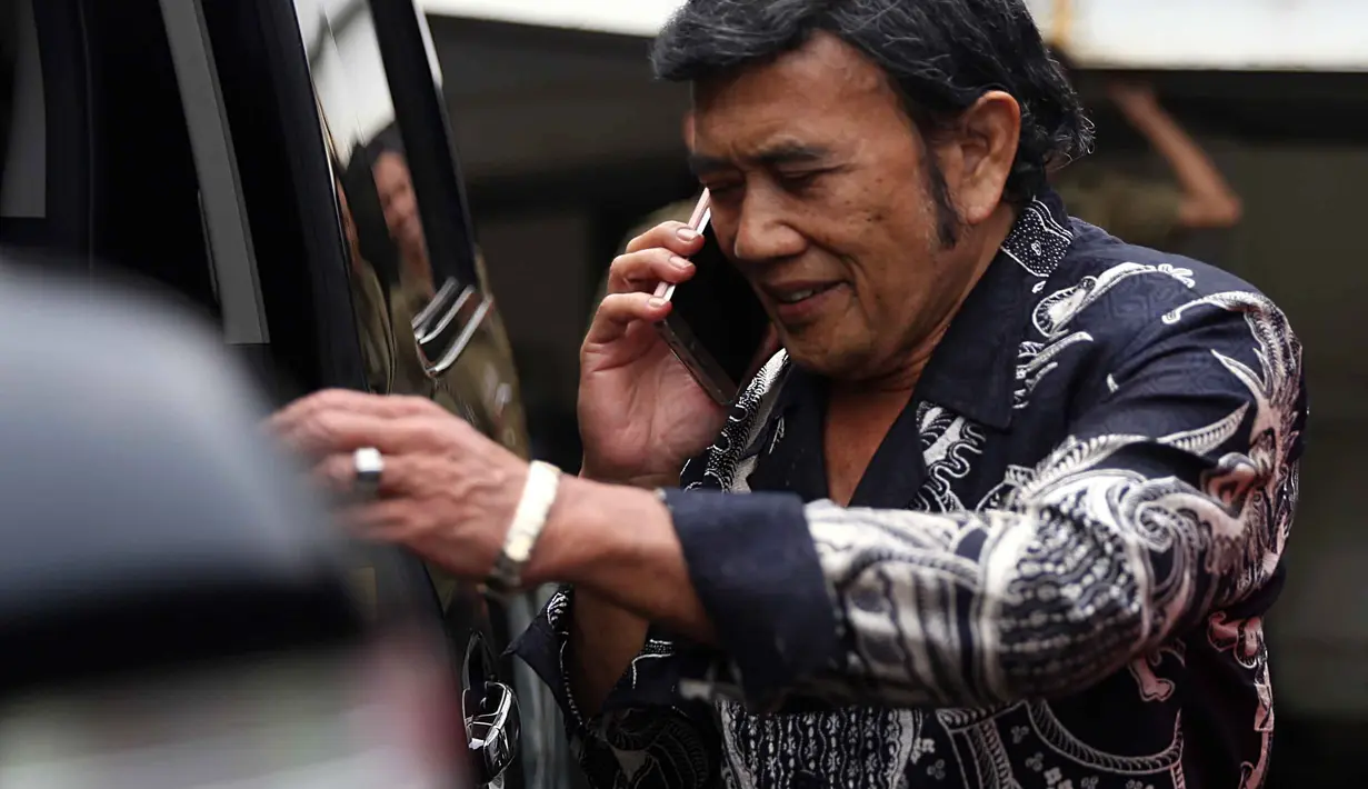 Sekitar dua jam Rhoma di dalam RSKO. Ia berjalan sembari berbicara melalui telpon gengamnya. Pria 70 tahun itu tidak menghiraukan pertanyaan para wartawan yang sudah menanti komentarnya. (Nurwahyunan/Bintang.com)