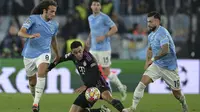 Gelandang Bayern Munchen, Jamal Musiala (tengah) berebut bola dengan dua pemain Lazio, Matteo Guendouzi (kiri) dan Taty Castellanos pada laga leg pertama babak 16 besar Liga Champions 2023/2024 di Olympic Stadium, Roma, Rabu (14/2/2024). (La Presse via AP Photo/Alfredo Falcone)