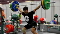 Lifter Indonesia, I Ketut Ariana, berlatih di Rio de Janeiro Brasil, Jumat (29/7/2016) waktu setempat, sebagai persiapan menghadapi Olimpiade 2016. (Bola.com/Humas Olimpiade)