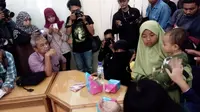 Ketua PP Muhammadiyah Bidang Hukum, HAM, dan Kebijakan Publik, Busyro Muqoddas menerima kedatangan Suratmi, istri terduga teroris Sriyono yang diduga tewas setelah berduel dengan anggota Densus. (Liputan6.com/Fathi Mahmud) 
