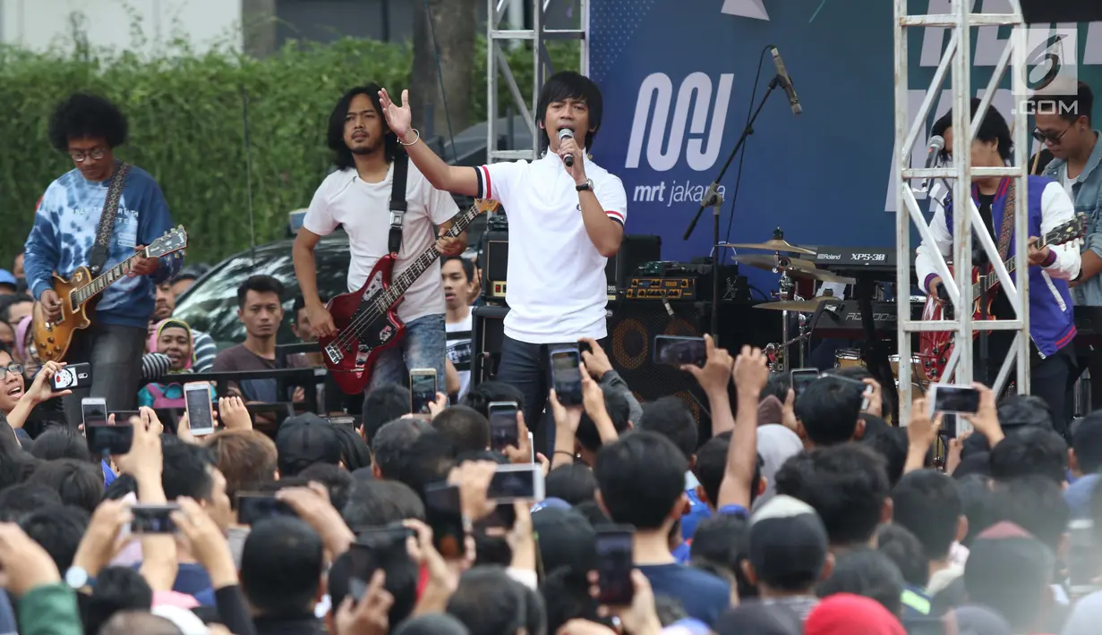 Grup band, d’Masiv memeriahkan peresmian pengoperasian Moda Raya Terpadu Jakarta fase 1 di Kawasan Bundaran HI, Jakarta, Minggu (24/3). Peresmian dilakukan oleh Presiden Joko Widodo, Gubernur DKI Jakarta, Anies Baswedan serta pihak terkait. (Liputan6.com/Helmi Fithriansyah)