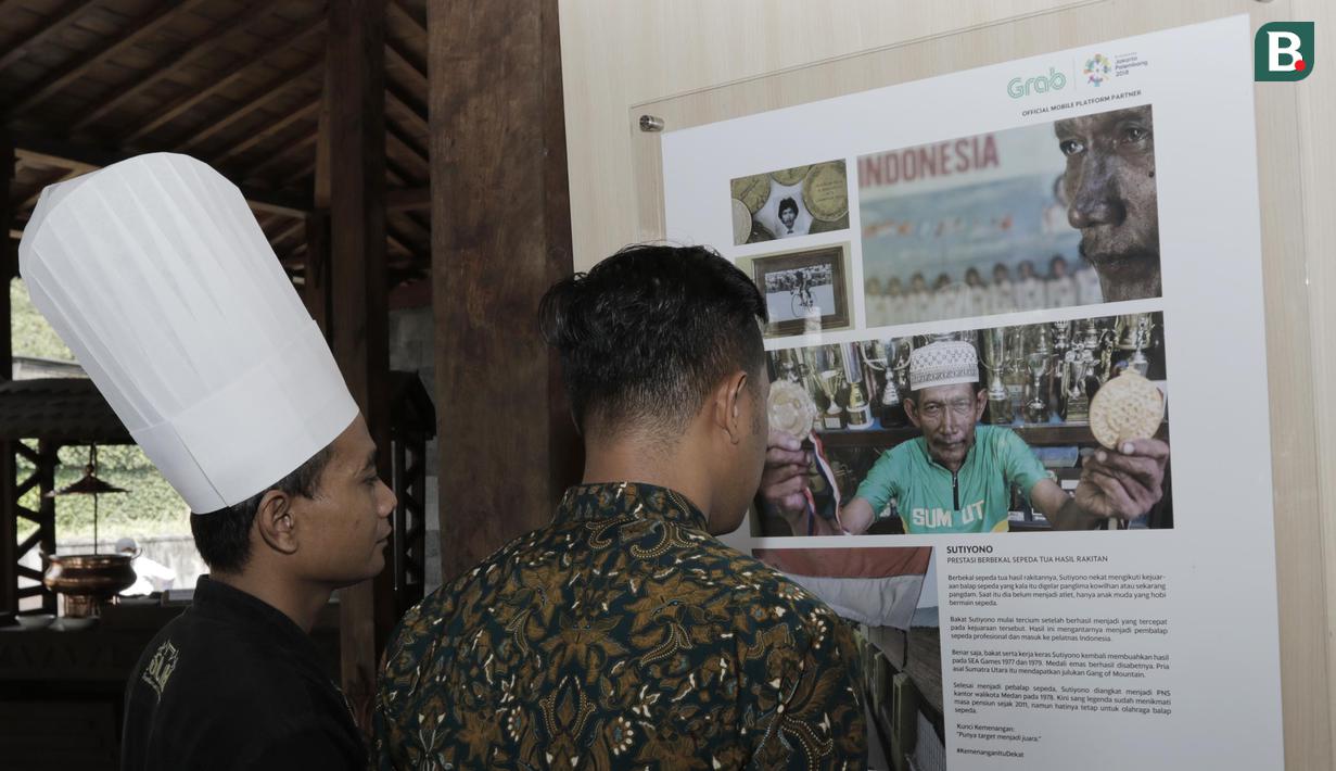 Pengunjung melihat pameran foto legenda di Yogyakarta, Rabu (18/7/2018). Pameran foto legenda olahraga Indonesia tersebut sekaligus peluncuran kampanye Grab "Kemenangan itu Dekat". (Bola.com/M Iqbal Ichsan)