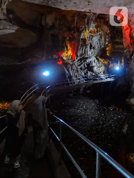 Di lokasi ini wisatawan akan menikmati keindahan gua yang diselimuti oleh stalagtit dan stalagmit. Ukiran pada batu-batuan tersebut terbentuk secara alami dari partikel yang terbawa tetesan air di dalam gua selama ribuan tahun. (merdeka.com/Arie Basuki)