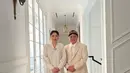 Elizabeth Tjandra, istri dari Erick Thohir, Menteri BUMN tampil sempurna dengan kebaya putih. Inspirasi penampilannya hadir dari era Boedi Oetomo, di mana gaya berbusana banyak dipengaruhi oleh gaya priyayi Jawa. [Foto: Instagram/erickthohir]