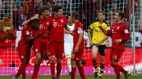 Para pemain Bayern Muenchen merayakan gol ke gawang Borussia Dortmund pada laga Bundesliga di Stadion Allianz Arena, Muenchen, Minggu (4/10/2015). (REUTERS / Michaela Rehle)