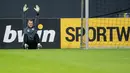 Kiper Jerman, Manuel Neuer melakukan pemanasan selama sesi latihan di Duesseldorf, Jerman Barat (12/11/2019). Jerman akan bertanding melawan Belarus pada Grup C Kualifikasi Piala Eropa 2020 pada 17 November 2019 di Borussia-Park. (AFP Photo/Bernd Thissen)