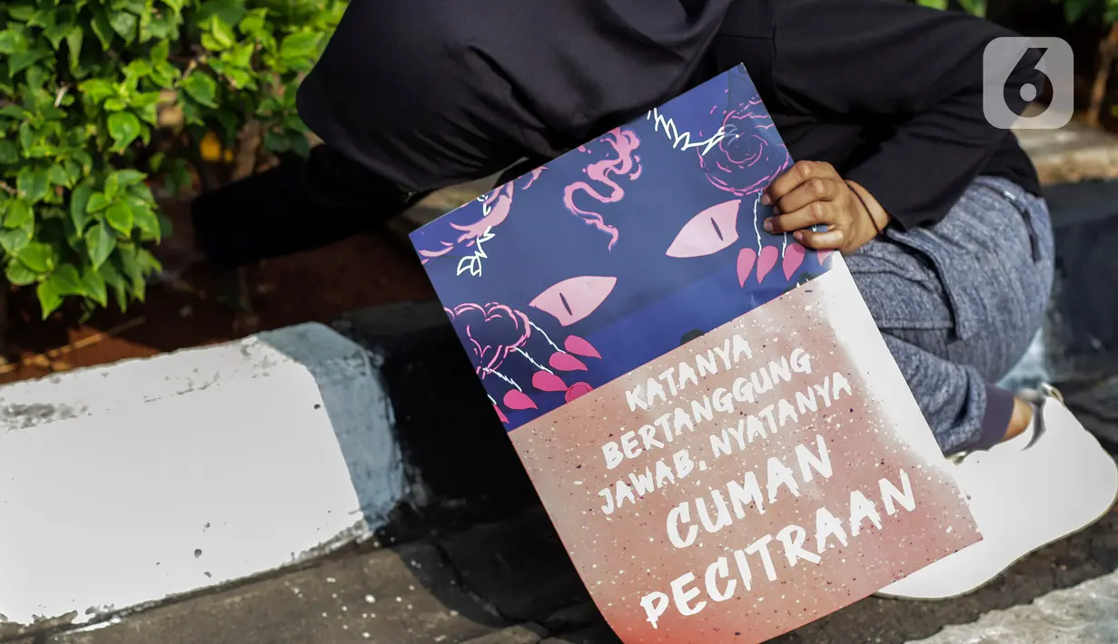Aksi memunguti puntung rokok di area Hari bebas kendaraan bermotor (HBKB) atau car free day (CFD), kawasan Jalan Sudirman-MH Thamrin, Jakarta, Minggu (28/5/2023). (Liputan6.com/Johan Tallo)