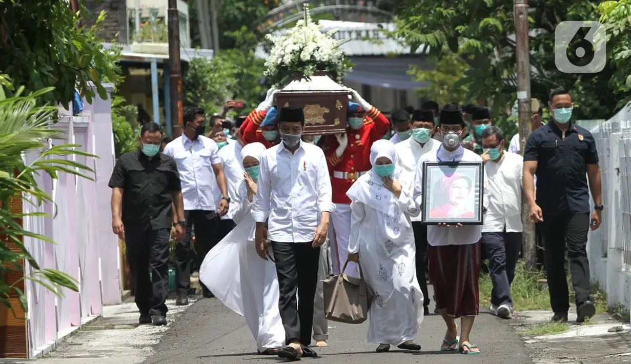 Presiden Joko Widodo atau Jokowi beserta keluarga saat mengantar jenazah ibundanya Sudjiatmi Notomihardjo untuk disalatkan di masjid dekat kediamannya di Solo, Jawa Tengah, Kamis (26/3/2020). Sujiatmi Notomiharjo wafat pada Rabu 25 Maret 2020 pukul 16.45 WIB. (Liputan6.com/Fajar Abrori)