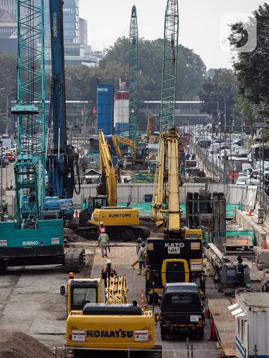 Suasana saat para pekerja menyelesaikan proyek Moda Raya Terpadu (MRT) Fase II di Jalan MH Thamrin, Jakarta, Selasa (19/7/2022). Proyek MRT Jakarta Fase 2 CP 201 rute Stasiun Thamrin-Stasiun Monas telah mencapai 40,25 persen. (Liputan6.com/Faizal Fanani)