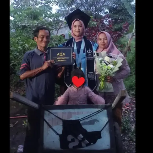 Momen Haru Ayah Ajak Putrinya Naik Gerobak Sampah Usai Lulus Kuliah di Kampus Mahal.  foto: TikTok @ndadut03