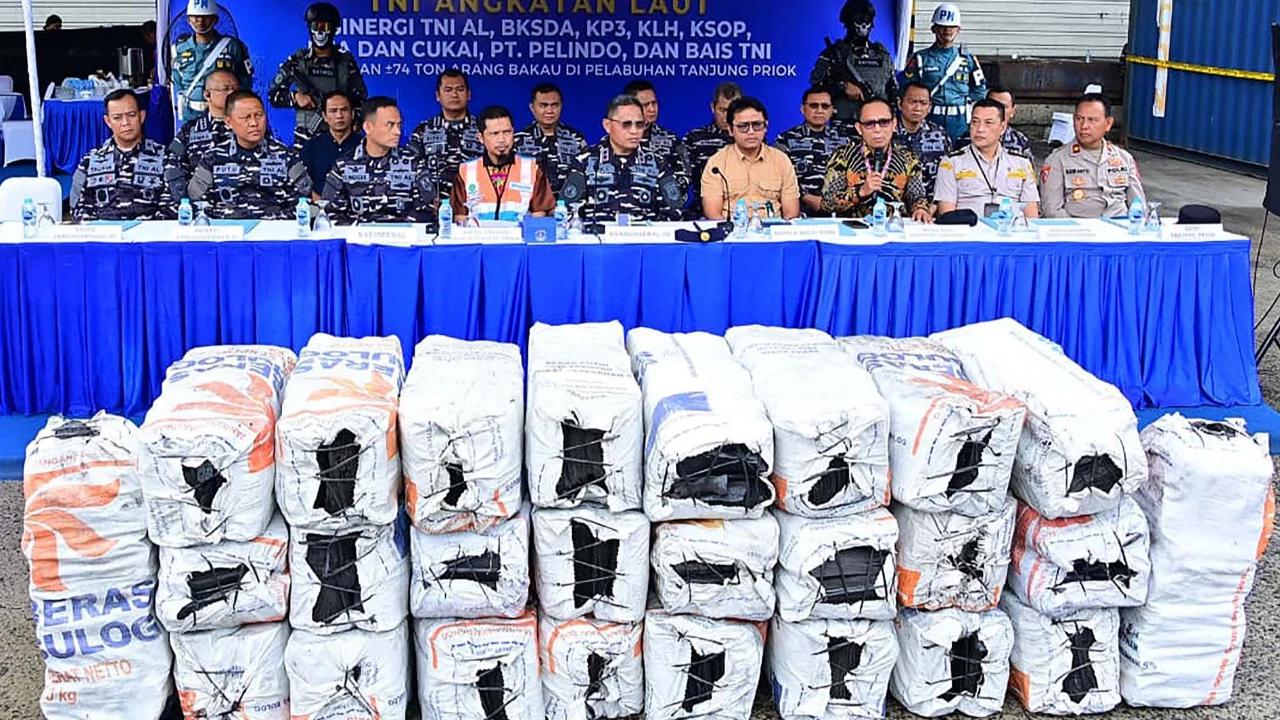 FOTO: TNI AL Gagalkan Penyelundupan Arang Bakau Puluhan Ton di Tanjung Priok