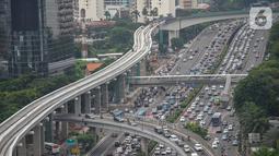 Suasana proyek pembangunan LRT Jabodebek di kawasan Jalan Gatot Soebroto, Jakarta, Senin (3/2/2020). Proyek LRT mendapat kucuran dana Rp 4,2 triliun dari PT KAI digunakan untuk membangun depo di Bekasi Timur dan mempercepat proses konstruksi. (Liputan6.com/Fery Pradolo)