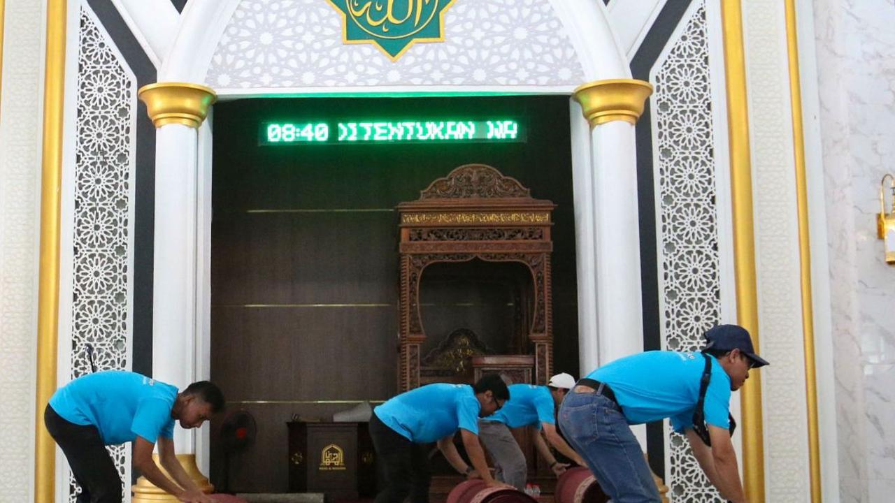 Karyawan PT Matahari Putra Prima, Tbk membersihkan Masjid Jami Al Muhajirin Karawaci, Tangerang, Minggu (3/3/2024). Aksi bersih-bersih masjid bertajuk "Sejuta Bahagia Berbagi Ketupat" ini merupakan kolaborasi PT Matahari Putra Prima, Tbk bersama Dewan Kem