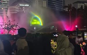Atraksi Air Mancur di Monas saat Malam Tahun Baru. (Merdeka.com/Nur Habibie)