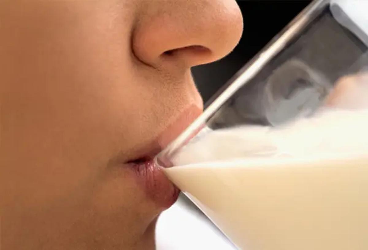 Minum susu hangat | via: pinterest.com