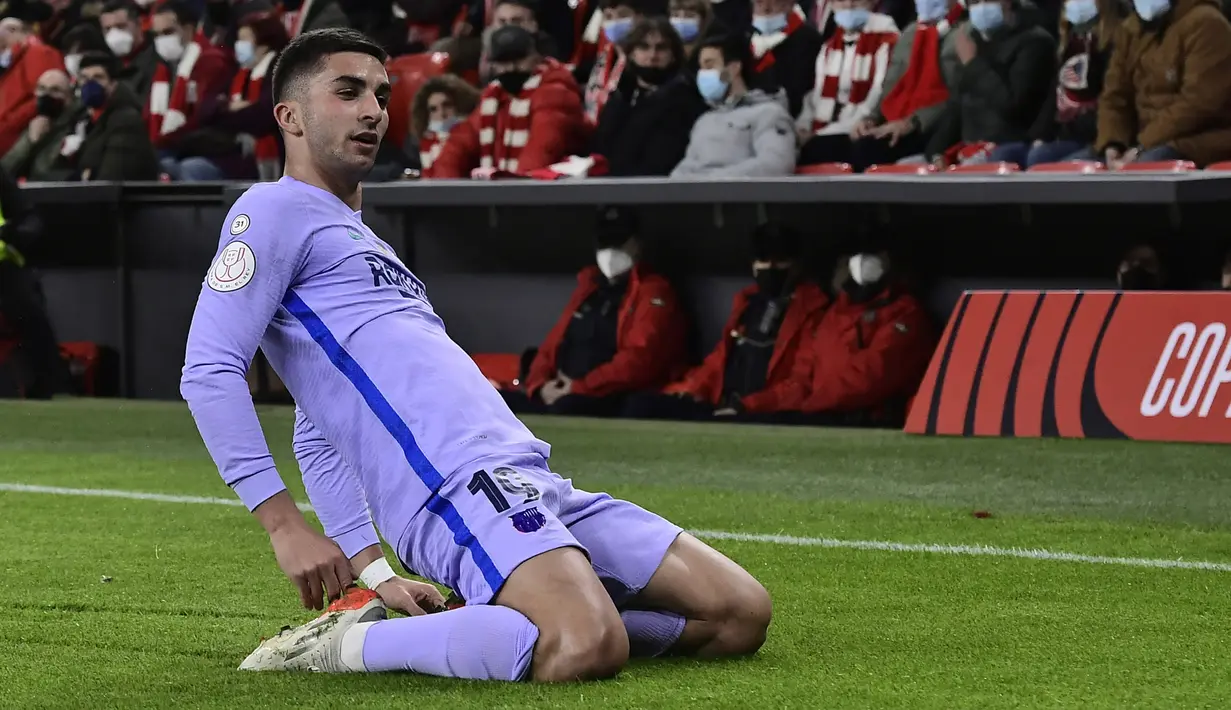 Barcelona berhasil menyamakan skor 1-1 pada menit ke-20. Gol dicetak oleh Ferran Torres usai kerjasama apik Sergio Busquets dan Jordi Alba. (AP/Alvaro Barrientos)