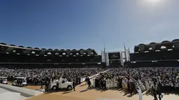Suasana kedatangan Paus Fransiskus saat tiba untuk mengadakan misa di Stadion Zayed Sports City di Abu Dhabi, Uni Emirat Arab, Selasa (5/2). Ini merupakan kunjungan bersejarah Paus Fransiskus di Jazirah Arab. (AP Photo/Kamran Jebreili)