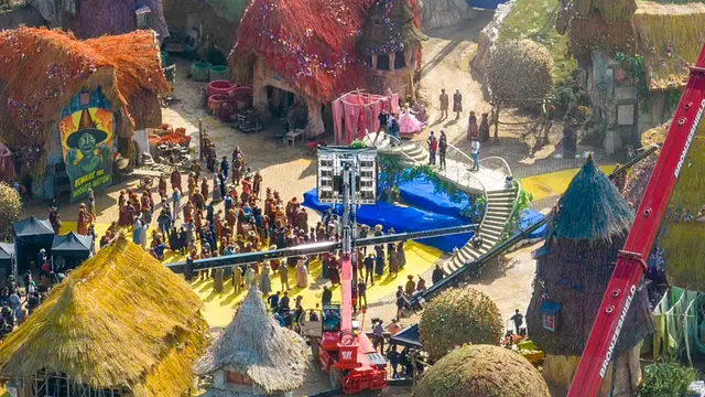 Kota Buckinghamshire diubah jadi kota kecil yang indah untuk set film Wicked.