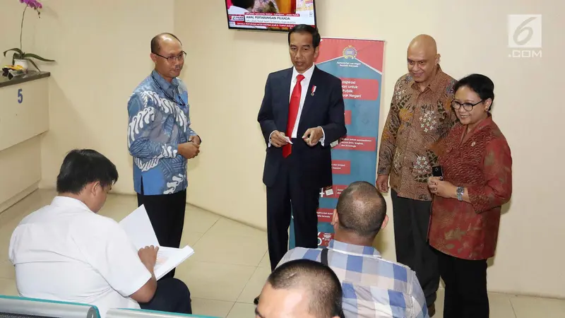 Jokowi Tinjau Ruang Pelayanan Terpadu Kemenlu