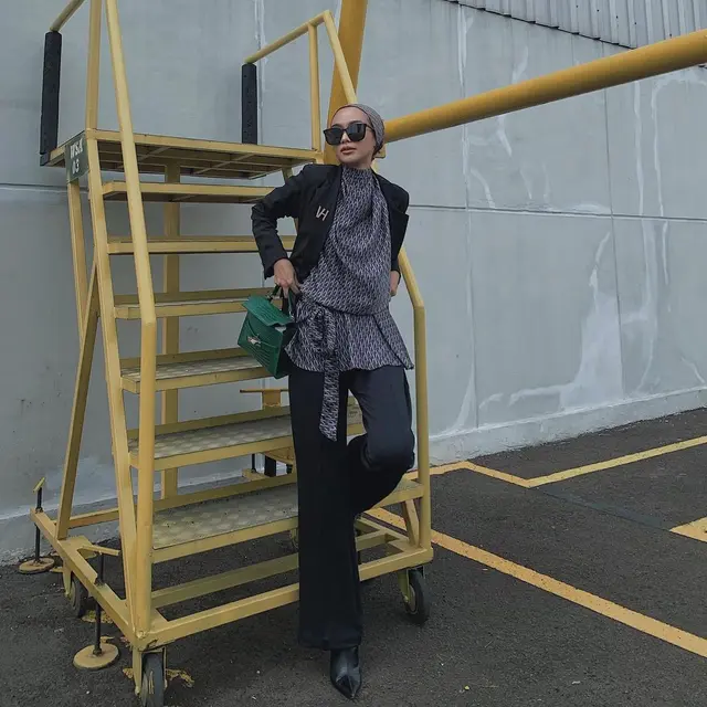 8 Ide OOTD Hijab dengan Celana Cutbray dari Syahrini hingga Aurel Hermansyah