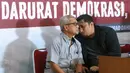 Mantan Ketua KPK Busyro Muqoddas (kiri) berbincang dengan Feri Amsari saat diskusi 'Hapus Ambang Batas Nyapres; Darurat Demokrasi, Darurat Konstitusi' di Jakarta, Selasa (31/7). (Liputan6.com/Helmi Fithriansyah)