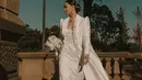 Saat pernikahannya di Australia, Adinia Wirasti tampil l dalam twist gaun kebaya rancangan Rama Dauhan.Paduan kebaya kutu baru yang dibuat lebih grande, berpotongan panjang serta lengan puffy menjadikan tampilannya semakin sempurna.