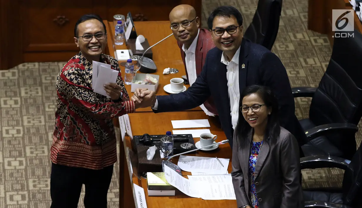 Calon Pimpinan KPK Sigit Danang Joyo berjabat tangan dengan Ketua Komisi III DPR Aziz Syamsuddin (kanan) usai menerima amplop berisi tema makalah yang harus dibuat, saat uji kelayakan dan kepatutan capim KPK di Kompleks Parlemen, Senayan, Jakarta, Senin (9/9/2019). (Liputan6.com/Johan Tallo)