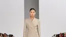Beberapa gaya dipadukan dengan sentuhan aksesori seperti ikat pinggang dan tas. Permainan siluet dan potongan sederhana menjadi poin yang paling terlihat dari rangkaian koleksi berpalet netral ini [Dok/MaxMara].