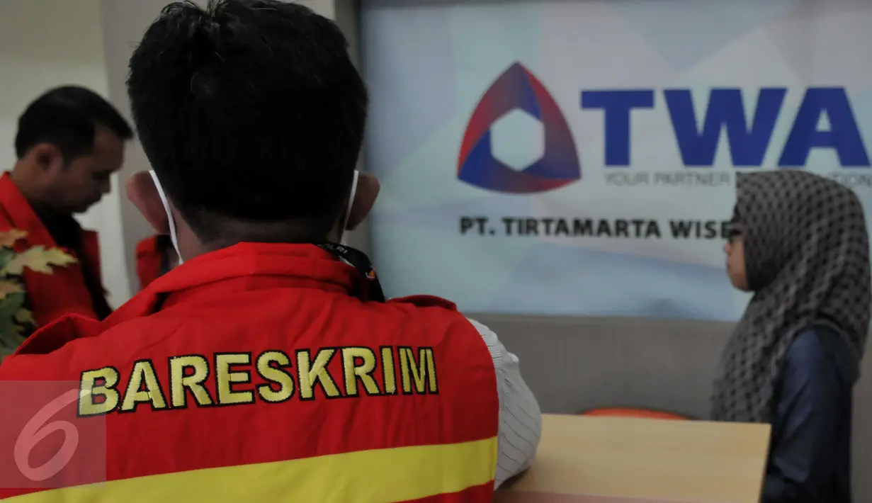 Dirtipidkor Mabes Polri menggeledah kantor PT Tirtamarta Wisesa Abadi, Jakarta, Selasa (23/6/2015). Penggeledahan ini terkait kasus dugaan korupsi pengadaan printer dan scanner untuk SMAN dan SMKN di Jakarta. (Liputan6.com/Johan Tallo) 