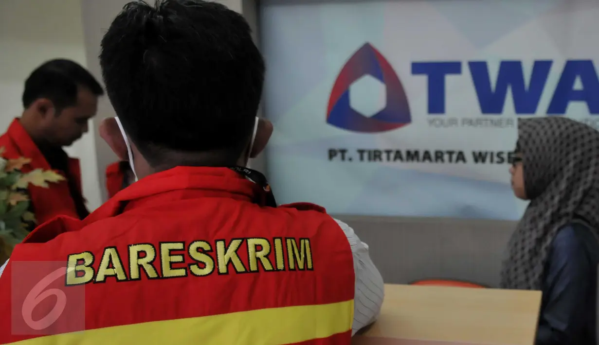 Dirtipidkor Mabes Polri menggeledah kantor PT Tirtamarta Wisesa Abadi, Jakarta, Selasa (23/6/2015). Penggeledahan ini terkait kasus dugaan korupsi pengadaan printer dan scanner untuk SMAN dan SMKN di Jakarta. (Liputan6.com/Johan Tallo) 