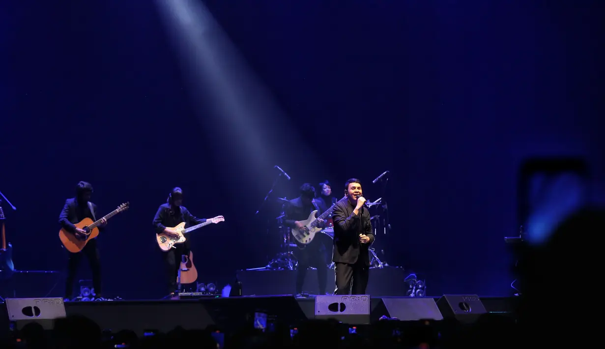 Di tengah show, Tulus meladeni request lagu dari para penonton. Satu per satu lagu permintaan itu dibawakan meski tak masuk dalam setlistnya. [Adrian Putra/Fimela.com]