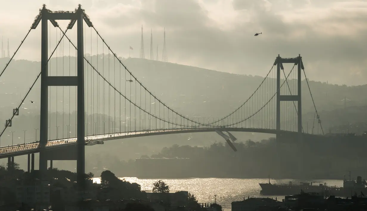Foto yang diambil pada 11 November 2018 menunjukkan jembatan Bosphorus di Istanbul. Didesain oleh dua arsitek asal Inggris, Sir Gilbert Roberts dan William Brown, pembangunan jembatan dimulai pada Februari 1970. (BULENT KILIC / AFP)