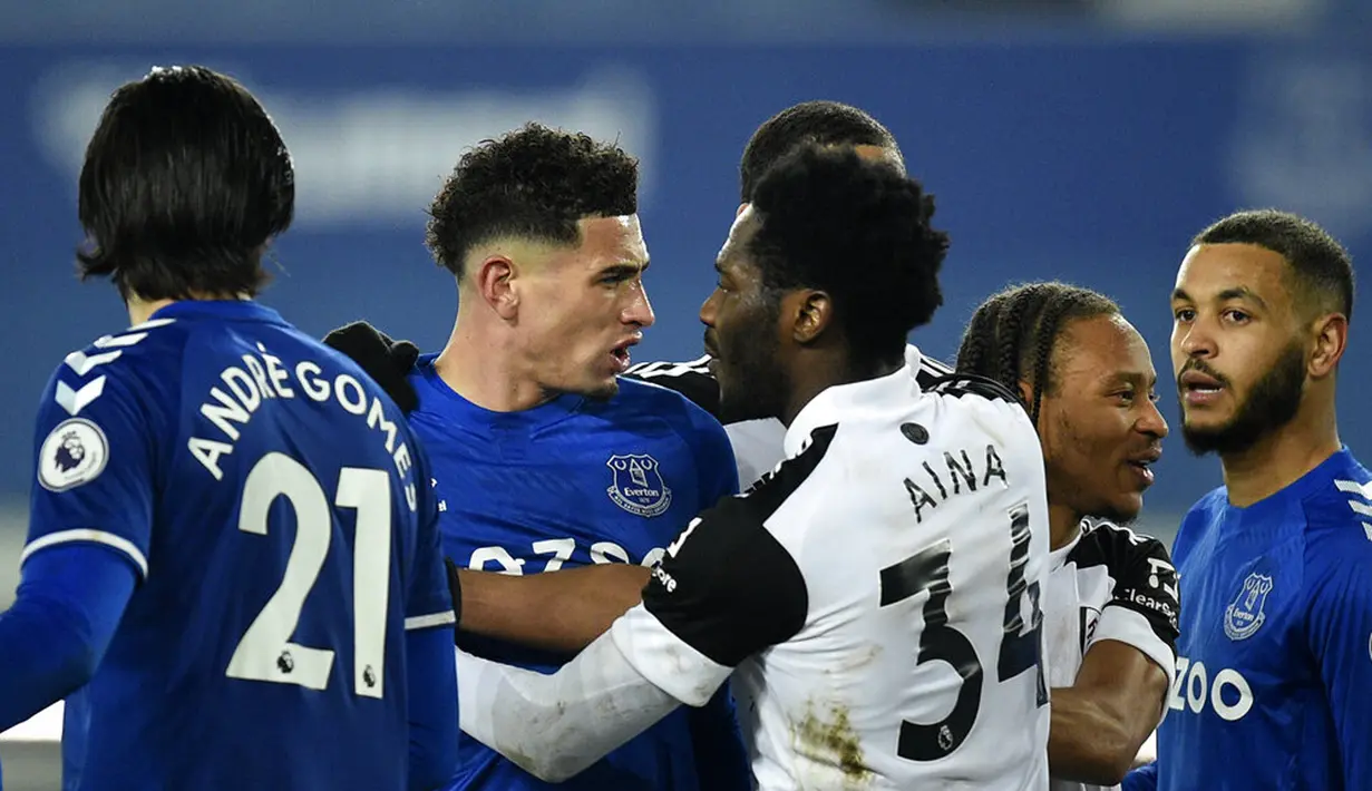Para pemain bentrok selama pertandingan sepak bola Liga Inggris antara Everton dan Fulham di Goodison Park, Liverpool, Inggris, Minggu (14/2/2021). Everton kalah 0-2 dari Fulham. (Oli Scarff/Pool via AP)