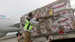 Petugas membawa bantuan kemanusiaan untuk Palestina dan Sudan di Pangkalan TNI AU Halim Perdanakusuma, Jakarta, Rabu (3/4/2024). (Liputan6.com/Herman Zakharia)