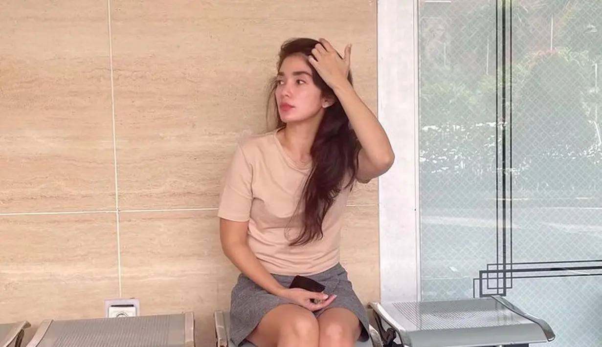 Hasil dari menjalani gaya hidup sehat Ussy pun bisa dilihat dari penampilannya yang lebih segar. [Foto: Instagram/ussypratama]