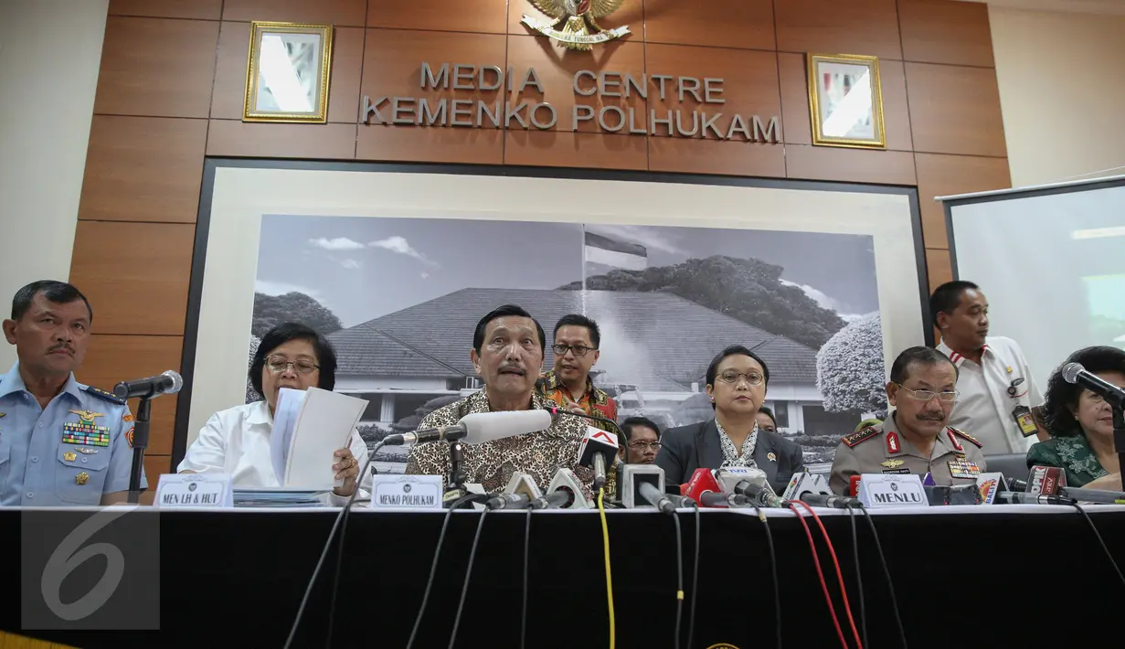(Ki-ka) Menteri KLH Siti Nurbaya, Menko Polhukam Luhut Panjaitan, Menlu Retno L. P. Marsudi, Kapolri Jenderal Badrodin Haiti, Menkes Nila F Moeloek menggelar konferensi terkait penanganan kabut asap di Jakarta, Senin (12/10).  (Liputan6.com/Faizal Fanani)