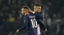 Pemain Paris Saint-Germain (PSG), Kylian Mbappe dan Neymar, tampak kecewa setelah golnya ke gawang Bayern Munchen dianulir wasit pada  leg pertama babak 16 besar Liga Champions 2022-2023, Rabu (15/2/2023). Kemenangan ini menjadi modal berharga Bayern untuk meladeni PSG dalam duel leg kedua di Allianz Stadium, dua pekan mendatang. (AP Photo/Christophe Ena)