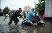 TNI AL Turun Tangan, Bantu Masyarakat Terdampak Banjir di Jakarta