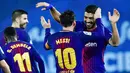 Pemain Barcelona, Lionel Messi dan Luis Suarez merayakan gol ke gawang Real Sociedad pada laga pekan ke-19 La Liga di Stadion Anoeta, Minggu (14/1). Kemenangan berhasil diraih Barcelona 4-2 saat menghadapi Real Sociedad. (AP/Alvaro Barrientos)