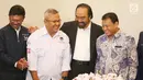 Ketum Partai Nasdem Surya Paloh (kedua kanan), Sekjen Partai Nasdem Jhonny G. Plate (kiri) menerima kedatangan Ketua KPU Arief Budiman (kedua kiri) dan Ketua Bawaslu Abhan di Kantor DPP Partai Nasdem, Jakarta, Minggu (28/1). (Liputan6.com/Angga Yunar)