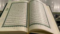 Ilustrasi Islami, Al-Qur'an, kitab umat muslim. (Foto oleh Ns Ayu : https://www.pexels.com/id-id/foto/seni-kesenian-bangunan-gedung-13569794/)