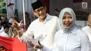 Calon Wakil Presiden nomor urut 02 Sandiaga Uno bersama istri Nur Asia Uno menunjukkan jarinya yang sudah dicelup tinta usai melakukan pencoblosan di TPS 002 Selong, Kebayoran Baru, Jakarta Selatan, Rabu (17/4). Sandiaga Uno menggunakan hak pilihnya dalam Pemilu 2019. (Liputan6.com/Johan Tallo)
