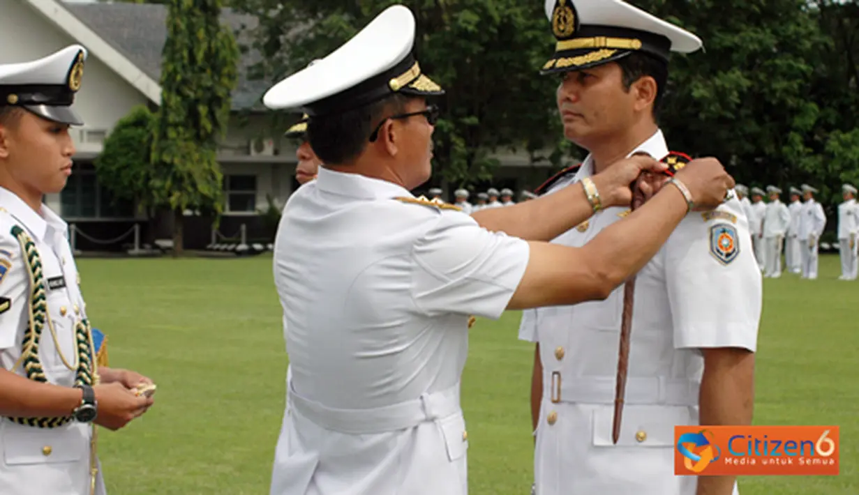 Citizen6, Surabaya: Prosesi sertijab salah satu Komando Pelaksana (Kolak) dijajaran Kobangdikal itu, digelar dengan upacara militer di Lapangan Laut Seram, Kesatrian Bumimoro, Kobangdikal, Surabaya. (Pengirim: Penkobangdikal)
