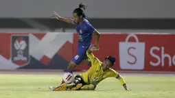 Gelandang Barito Putera, Bayu Pradana (kanan) berebut bola dengan bek Arema FC, Hanif Sjahbandi dalam laga matchday ke-2 Grup A Piala Menpora 2021 di Stadion Manahan, Solo, Kamis (25/3/2021). Barito Putera sementara unggul 2-0 atas Arema FC di babak pertama. (Bola.com/Arief Bagus)