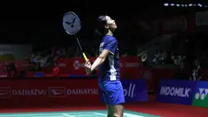 Tunggal putri Indonesia, Putri Kusuma Wardani, tampak kecewa setelah ditaklukkan wakil Jepang, Natsuki Nidaira, pada babak 16 besar Indonesia Masters 2024 di Istora Senayan Jakarta, Indonesia, Kamis (25/1/2024). Putri kalah dua gim langsung dengan skor 20-22 dan 16-21. (Bola.com/