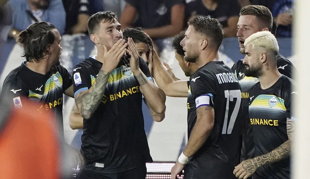 Pemain Lazio, Alessio Romagnoli, melakukan selebrasi setelah mencetak gol ke gawang Empoli pada laga Liga Italia di Stadion Castellani, Sabtu (3/6/2023). (Marco Bucco/LaPresse via AP)