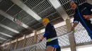 Semangat mitra Go-Clean dari perusahaan aplikasi online Go-Jek saat membersihkan Masjid Istiqlal, Jakarta, Jumat (17/6). Lebih dari 100 mitra kerja Go-Clean membersihkan masjid yang menjadi salah satu ikon utama kota Jakarta. (Liputan6.com/Fery Pradolo)